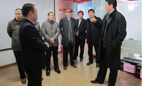 裕安區(qū)領(lǐng)導(dǎo)對金裕制罐作指導(dǎo) 裕安區(qū)領(lǐng)導(dǎo)對金裕制罐作指導(dǎo)