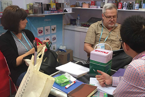 與客戶(hù)合約洽談.jpg 與客戶(hù)合約洽談.jpg