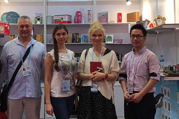 廣交會(huì)與客戶(hù)合影.jpg 廣交會(huì)與客戶(hù)合影.jpg