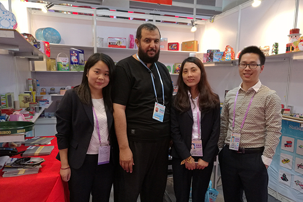 廣交會(huì)與客戶(hù)合影記錄.jpg 廣交會(huì)與客戶(hù)合影記錄.jpg