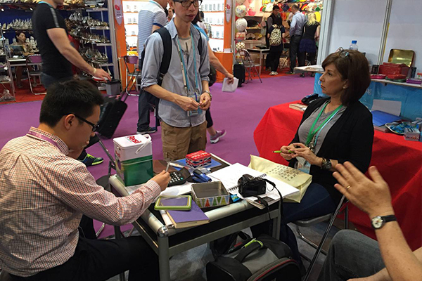 與客戶(hù)仔細(xì)核算價(jià)格.jpg 與客戶(hù)仔細(xì)核算價(jià)格.jpg