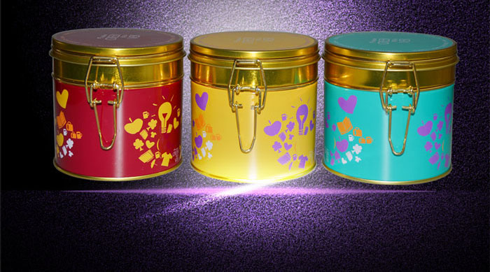 經(jīng)典帶鎖扣圓形通用鐵罐-翻蓋馬口鐵盒定制_02.jpg 經(jīng)典帶鎖扣圓形通用鐵罐-翻蓋馬口鐵盒定制_02.jpg