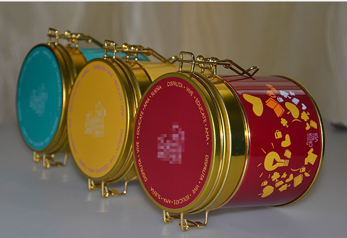 經(jīng)典帶鎖扣圓形通用鐵罐-翻蓋馬口鐵盒定制_08.jpg 經(jīng)典帶鎖扣圓形通用鐵罐-翻蓋馬口鐵盒定制_08.jpg