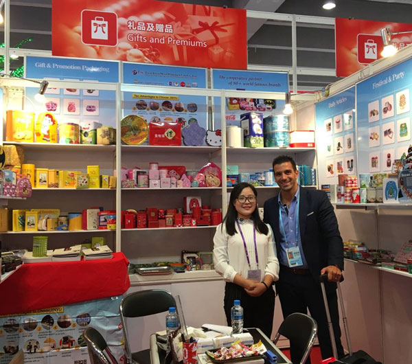 國外客戶合影.jpg 國外客戶合影.jpg