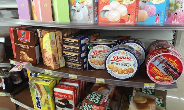 泰國超市鐵盒裝曲奇餅干.jpg 泰國超市鐵盒裝曲奇餅干.jpg