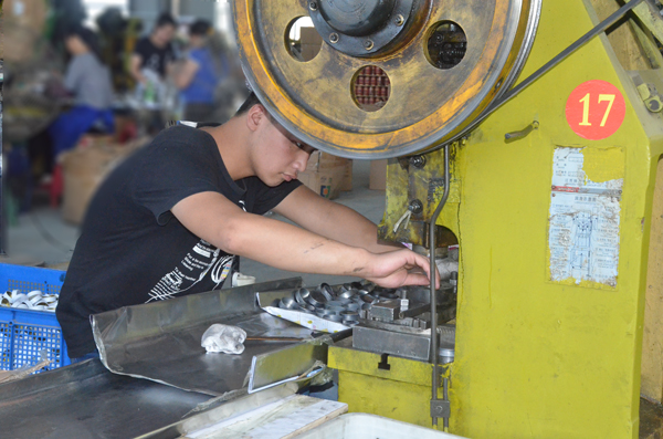 車間沖床質(zhì)檢.jpg 車間沖床質(zhì)檢.jpg