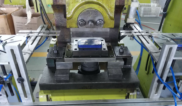 鐵盒自動線.jpg 鐵盒自動線.jpg