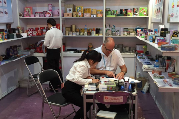 客戶(hù)與同事洽談