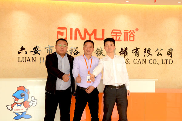 國(guó)內(nèi)客戶來(lái)鐵盒包裝工廠廠參觀.jpg 國(guó)內(nèi)客戶來(lái)鐵盒包裝工廠廠參觀.jpg