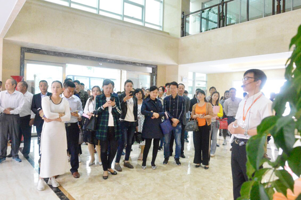 觀(guān)摩團(tuán)參觀(guān)企業(yè)文化墻 觀(guān)摩團(tuán)參觀(guān)企業(yè)文化墻