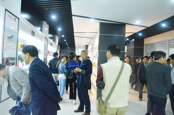 觀(guān)摩團(tuán)參觀(guān)樣品間 觀(guān)摩團(tuán)參觀(guān)樣品間