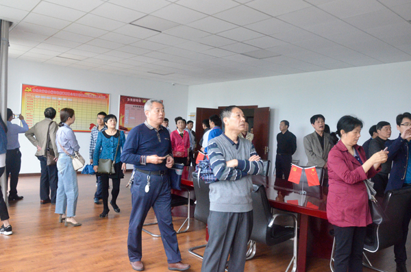 觀(guān)摩團(tuán)參觀(guān)黨建活動(dòng)室 觀(guān)摩團(tuán)參觀(guān)黨建活動(dòng)室