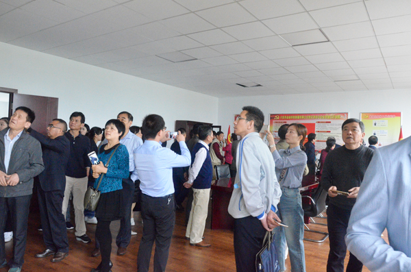 參觀(guān)黨建活動(dòng)室 參觀(guān)黨建活動(dòng)室