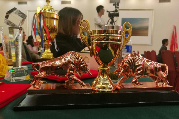 牛商爭霸賽表彰大會金裕制罐獲得的獎杯 牛商爭霸賽表彰大會金裕制罐獲得的獎杯