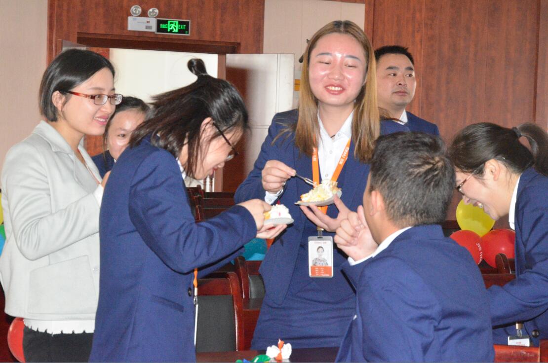 生日會(huì)吃蛋糕現(xiàn)場(chǎng) 生日會(huì)吃蛋糕現(xiàn)場(chǎng)