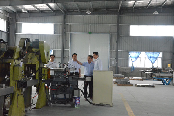 政府領(lǐng)導(dǎo)視察馬口鐵盒生產(chǎn)車(chē)間 政府領(lǐng)導(dǎo)視察馬口鐵盒生產(chǎn)車(chē)間