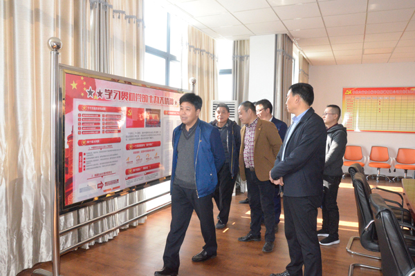 政府領導視察金裕制罐黨建活動室 政府領導視察金裕制罐黨建活動室