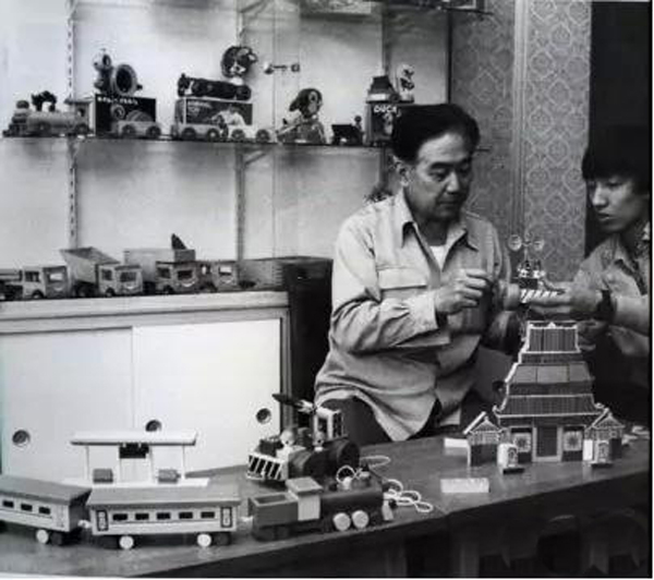 設(shè)計(jì)師在研究設(shè)計(jì)方案 設(shè)計(jì)師在研究設(shè)計(jì)方案