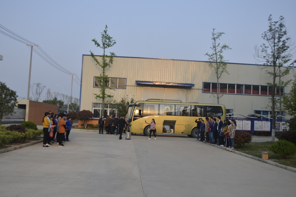 馬口鐵盒生產廠家列隊歡送旅游人員