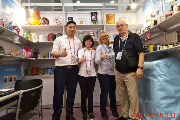 與卷煙托盤客戶在廣交會現(xiàn)場合影 與卷煙托盤客戶在廣交會現(xiàn)場合影