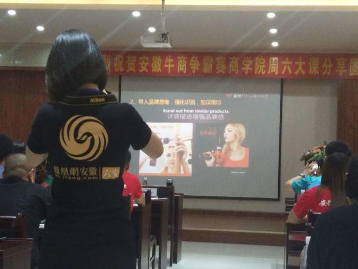 王鵬輝在鐵盒包裝廠金裕制罐授課現(xiàn)場(chǎng) 王鵬輝在鐵盒包裝廠金裕制罐授課現(xiàn)場(chǎng)